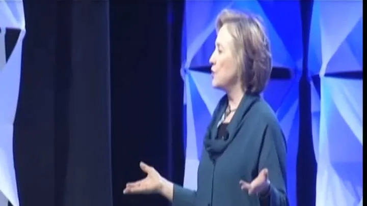 Hillary Clinton, ATACATĂ în timpul unui discurs cu un PANTOF. Vezi momentul şi reacţia promptă!