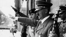 TEORIA HALUCINANTĂ a unei doctorande despre moartea lui HITLER şi fotografia care o susţine