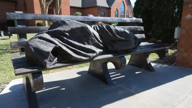 L-a văzut pe Iisus dormind în parc, într-un cartier de lux. Femeia a sunat disperată la poliţie