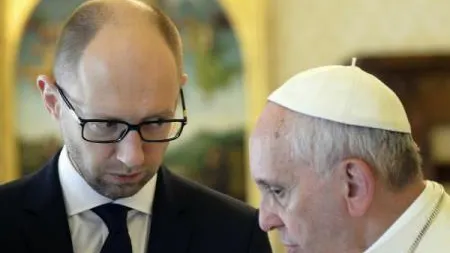 Papa Francisc i-a făcut cadou lui Arseni Iațeniuk un stilou, "pentru semnarea acordului de pace"