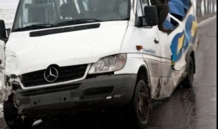 ACCIDENT GRAV cu un MICROBUZ. 12 persoane au fost RĂNITE, între care şi un COPIL de 4 ani