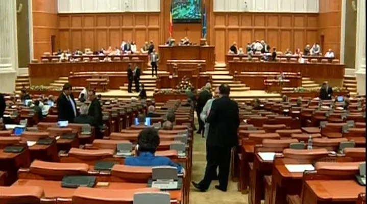 Parlamentarii PNL, PDL şi PPDD părăsesc plenul pentru Avocatul Poporului şi conducerea SRTV
