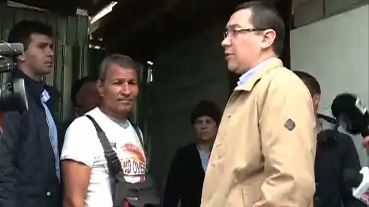 VICTOR PONTA s-a plimbat CU BARCA împinsă de pompieri în Teleorman