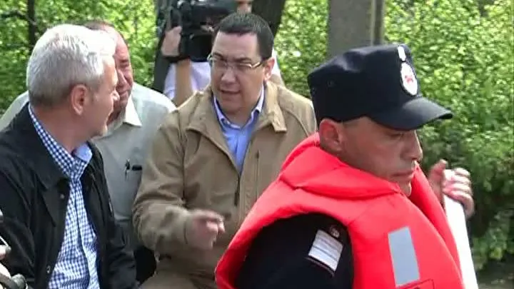 PONTA, ÎN VIZITĂ LA SINISTRAŢI: Guvernul va aloca bani pentru un dig în Teleorman