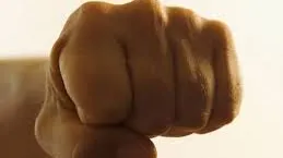 Un tată, MONSTRU pentru două adolescente. Imagini cu un puternic impact emoţional
