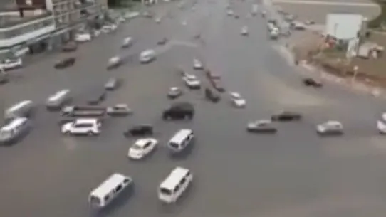 Un adevărat haos în trafic. Crezi că te-ai putea descurca într-o asemenea intersecție?