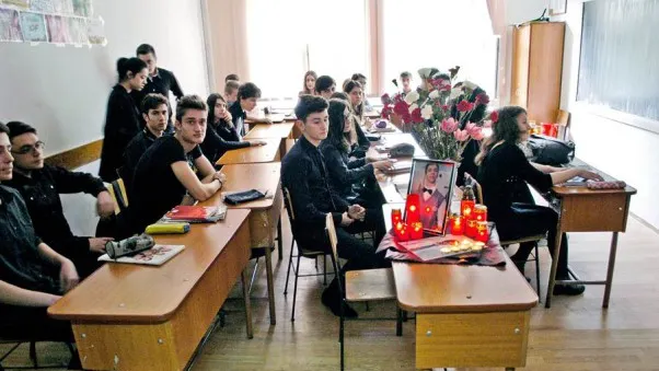 SINUCIDEREA ELEVULUI OLIMPIC. Profesoara de informatică izbucnește în plâns numai la auzul numelui 