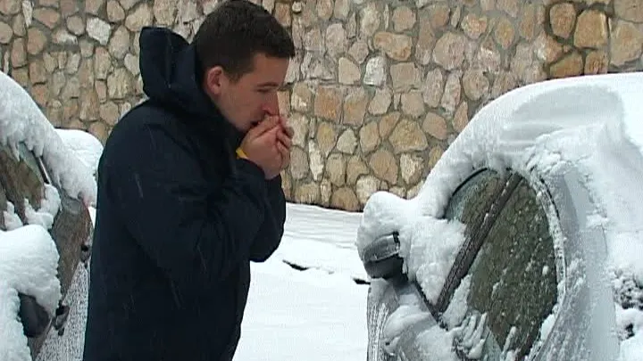 La munte NINGE CA-N POVEŞTI! Grosimea stratului de ZĂPADĂ a atins ZECE CENTIMETRI