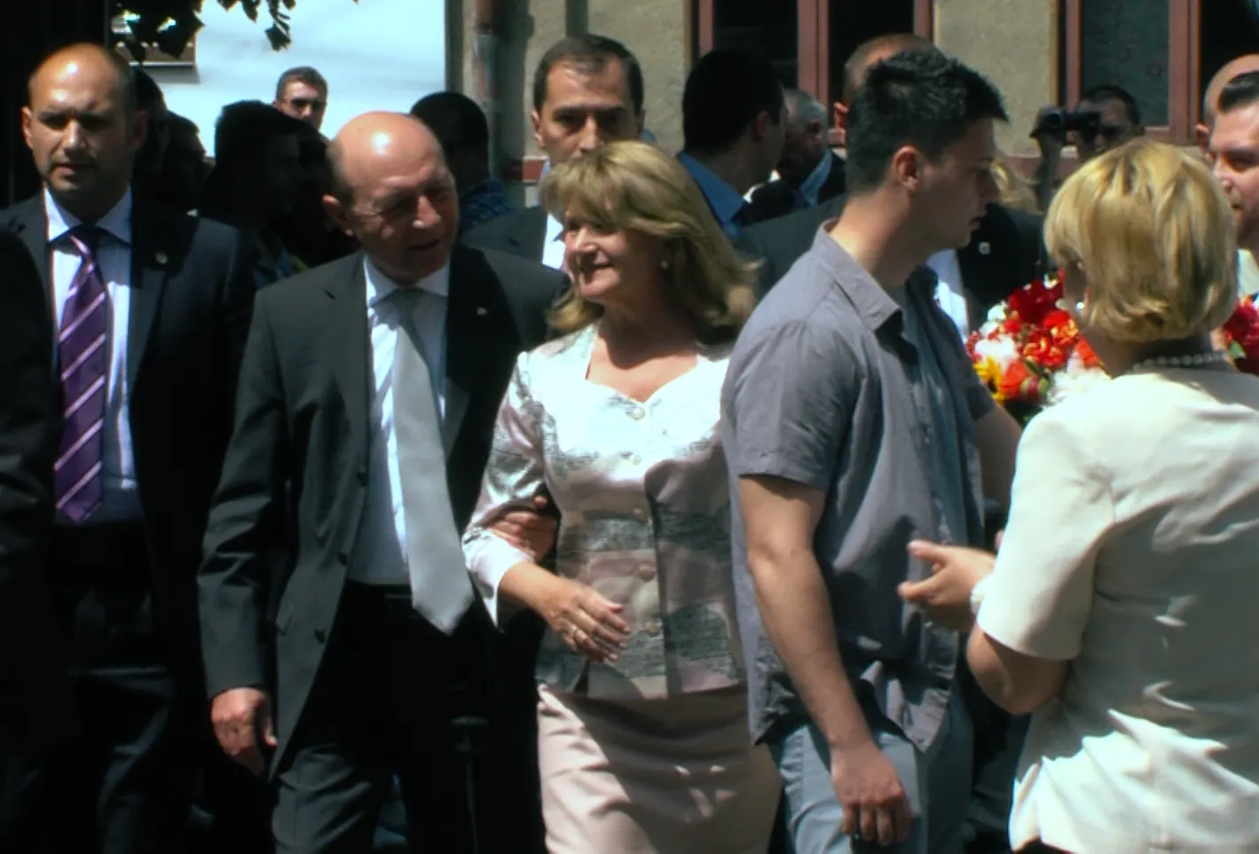 ALEGERILE EUROPARLAMENTARE 2014. Traian Băsescu, aplaudat la ieșirea din secția de votare