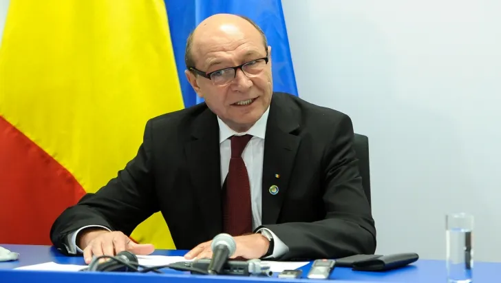 Băsescu:Vreau să merg să văd dacă bălteşte apa pe terenurile de la Nana, o să pun pozele pe Facebook