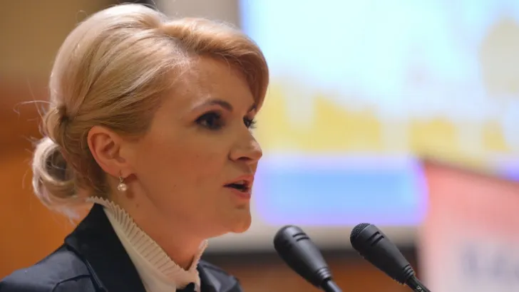 Andreea Paul: Premierul Ponta e un GUNOI