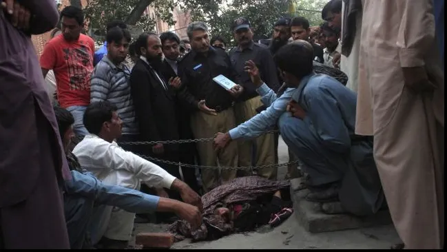 O tânără însărcinată din Pakistan a fost ucisă cu pietre de propria familie