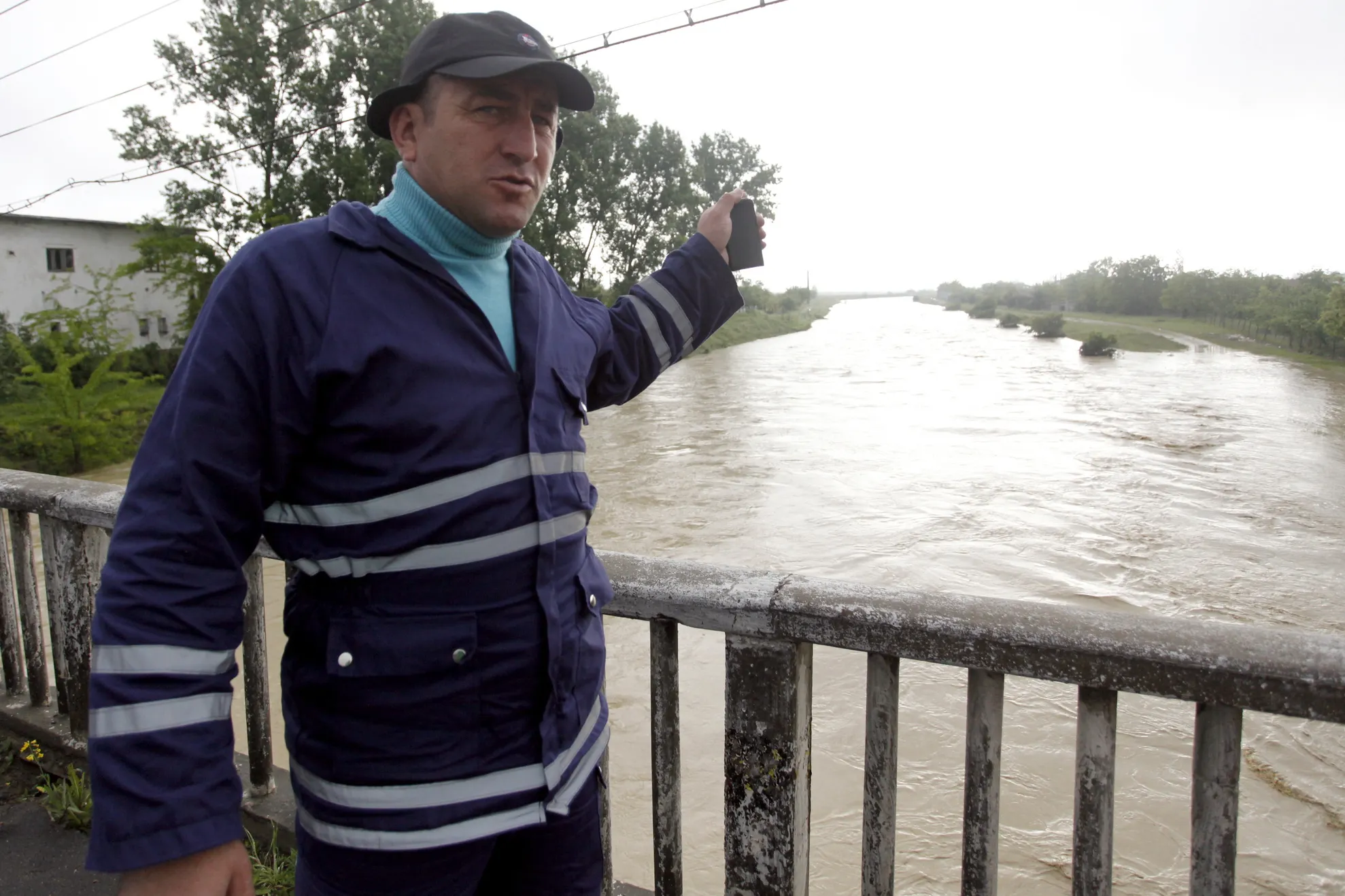 COD ROŞU de inundaţii în Vrancea, Buzău şi Olt. Mai multe localităţi, în calea viiturilor
