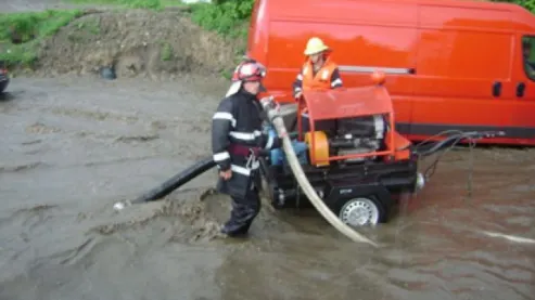 INUNDAŢII în judeţul Mehedinţi: ZECI de case, EVACUATE. Trafic rutier şi feroviar, RESTRICŢIONAT