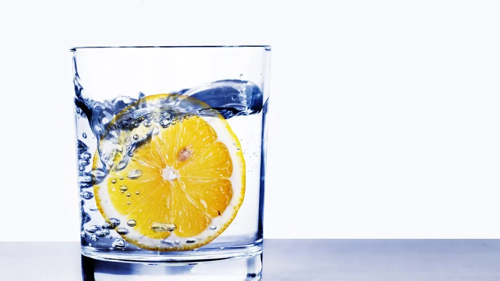 FRESH-REFRESH. Apa plată cu lămâie, un detoxifiant miracol