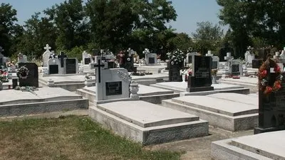 Se întâmplă în România: gardul unui cimitir a fost izolat FONIC și TERMIC