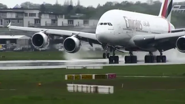 Alertă la bordul unui avion! 60 de copii s-au îmbolnăvit brusc