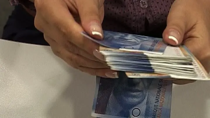 RĂZBOI DUR PE CREDITELE ÎN FRANCI. S-a dublat numărul românilor care vor să dea băncile în judecată