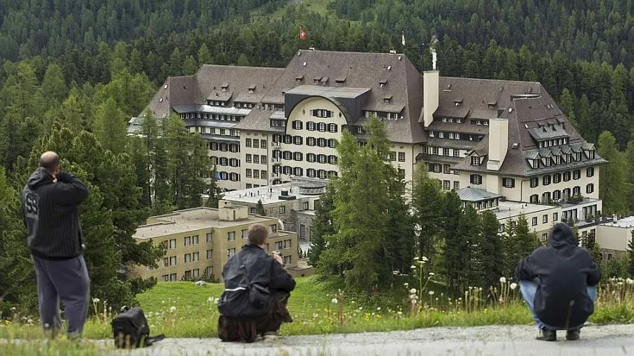 SECRETE PERICULOASE. Mai mulţi reporteri au fost arestaţi în timpul întâlnirii grupului Bilderberg