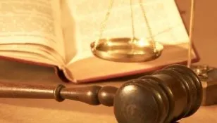 Judecătoarea din Suceava care proteja interlopii se drogat în fața copiilor ei