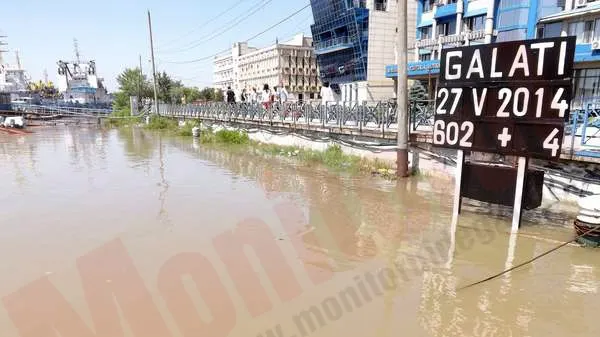 Galaţi: Dunărea a inundat faleza inferioară. Fluviul a depăşit cota de inundaţie