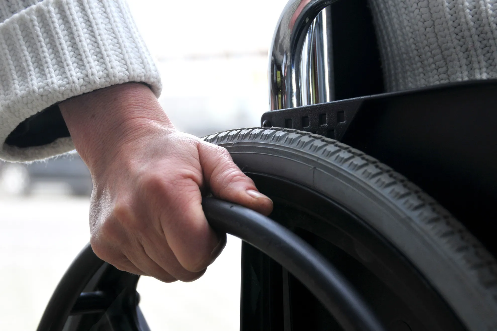 Român cu handicap locomotor, ţinut într-o închisoare din Italia la 8 luni după ordinul de eliberare