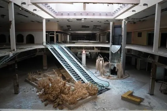 "Sfârşitul consumerismului". Aşa arată mall-ul fantomă, fostul templu al cumpărăturilor