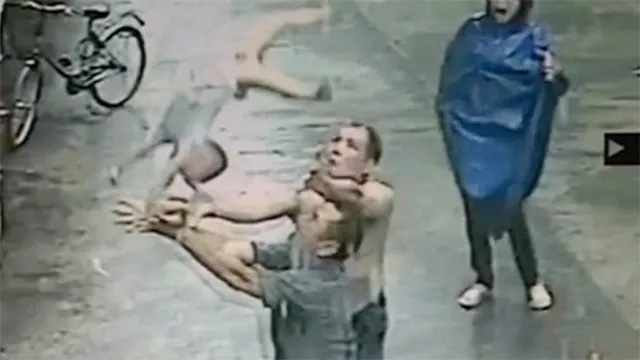 SALVARE INCREDIBILĂ: A reuşit să prindă un copil care a căzut de la etaj