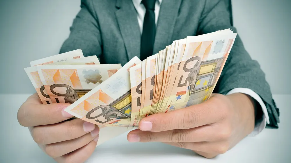 Doi inspectori din ANRE, reţinuţi după ce au fost prinşi când primeau mită 1.000 de euro