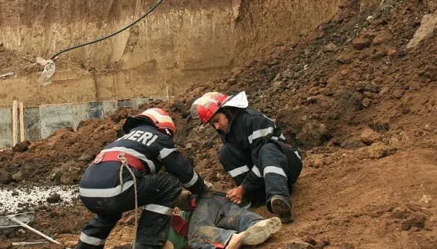 ACCIDENT GRAV: Un şofer a murit după ce peste camion s-a dislocat un perete muntos