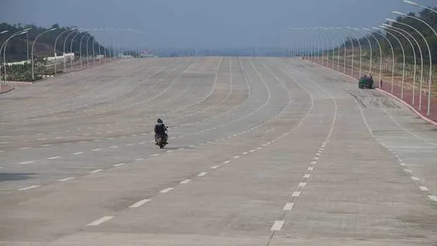 Acest oraș-fantomă are autostradă cu 11 benzi pe un sens