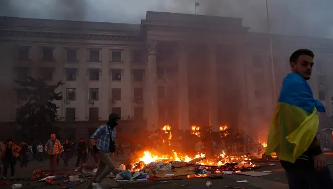 31 de morţi într-un incendiu la Odesa, în timpul luptelor dintre separatişti şi activişti pro-Kiev