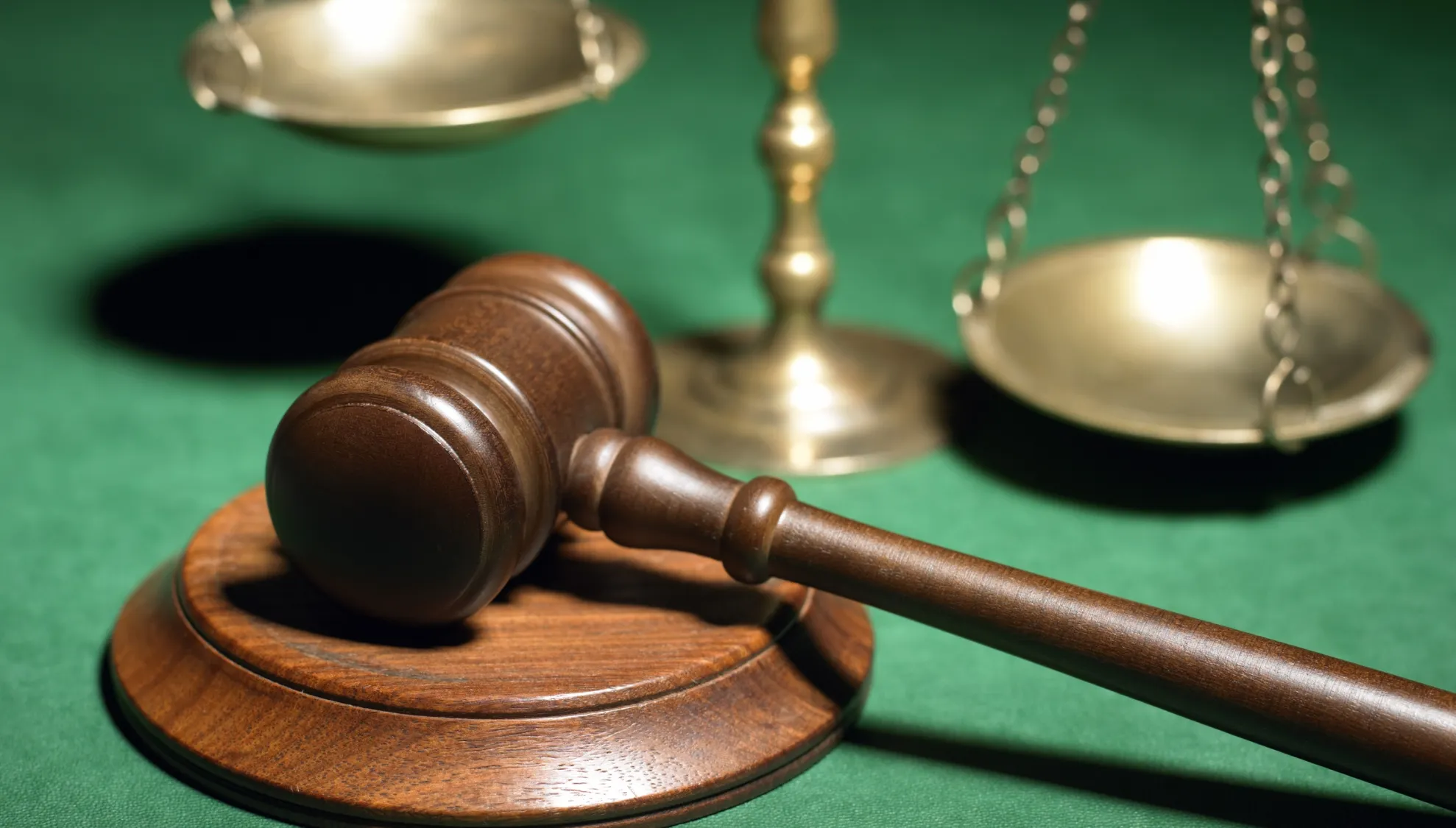 Judecătorii din dosarul retrocedărilor ilegale scapă de măsura controlului judiciar