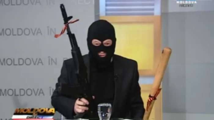 Cum apar moldovenii la postul public TV: cu cagulă şi automat în mână!