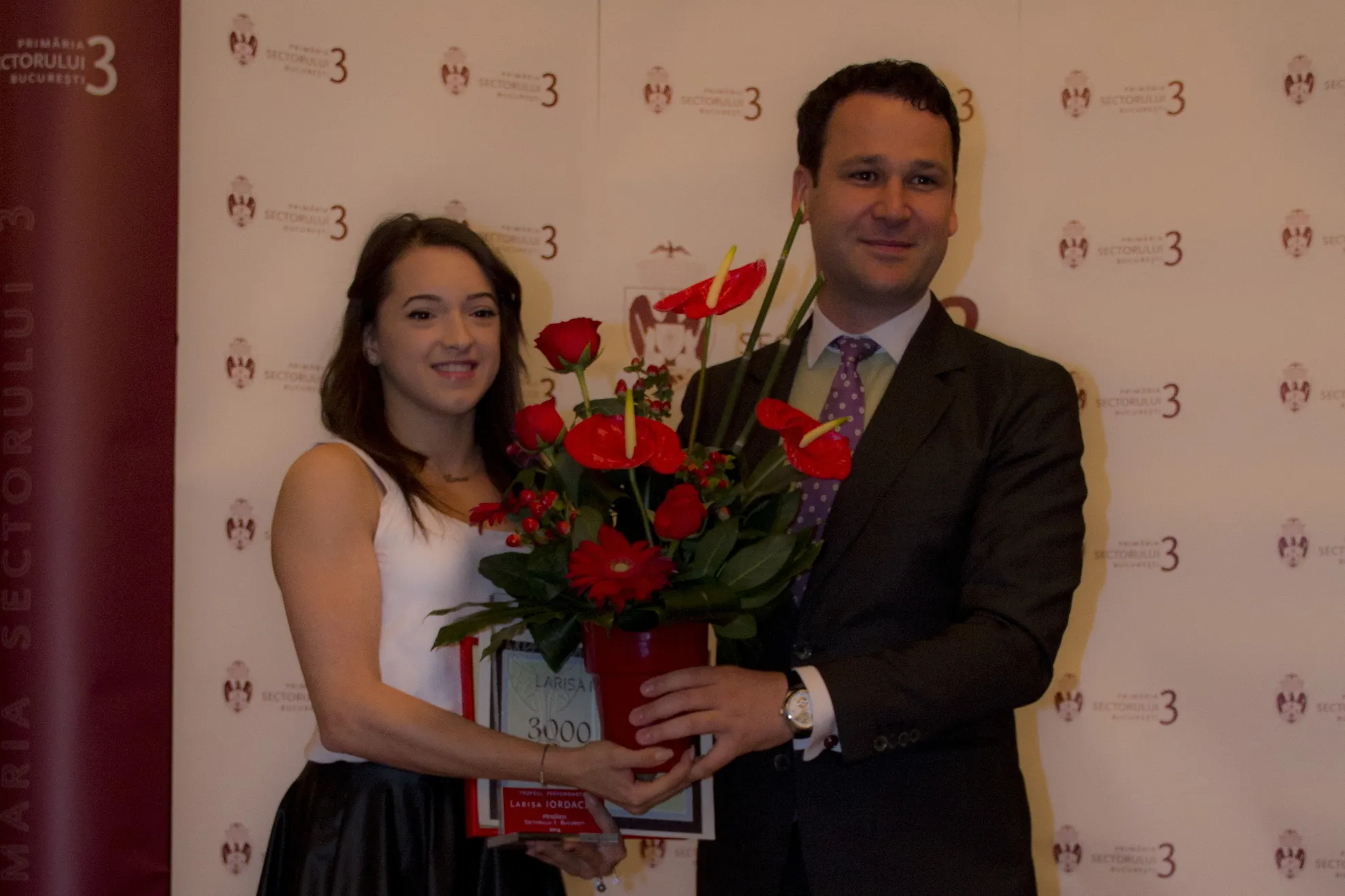 Primarul Robert Sorin Negoiţă a premiat-o pe gimnasta Larisa Iordache pentru rezultate deosebite 
