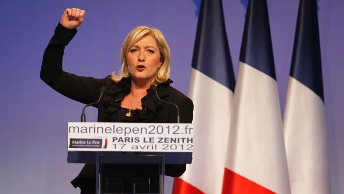 "Atenţie, doamnă Merkel! Veţi duce la explozia UE". Avertisment DUR făcut de Marine Le Pen
