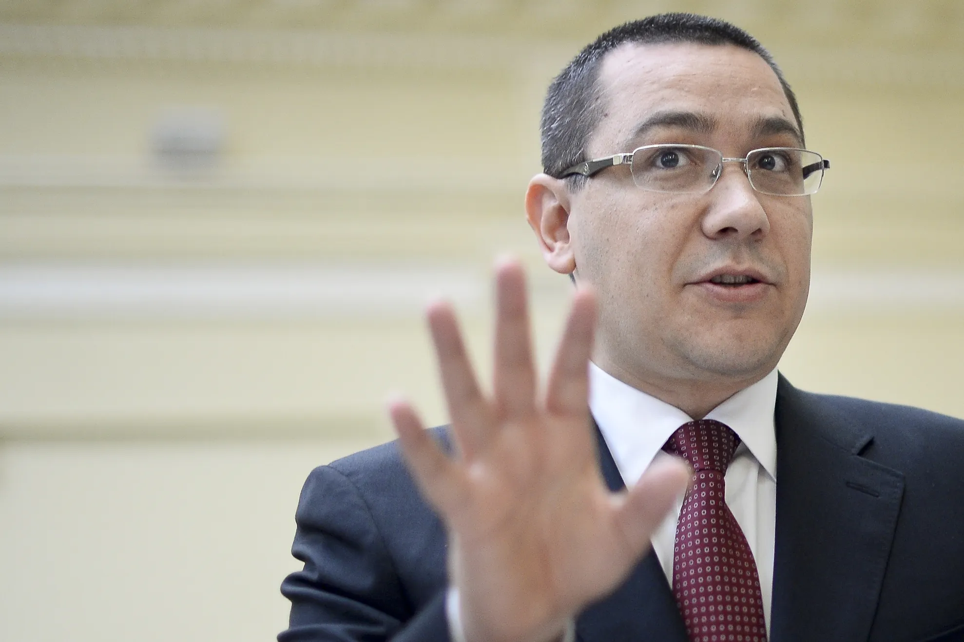 Ponta: Foştii preşedinţi ai României trebuie să fie senatori de drept