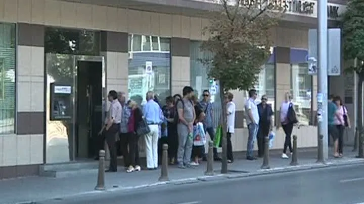 Bulgarii stau la cozi interminabile la bănci pentru a-și retrage banii