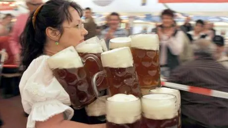 Cum să torni berea în pahar fără multă spumă