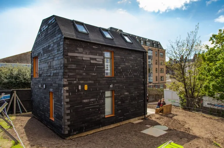 Un experiment INCREDIBIL. Cum arată casa construită din GUNOAIE