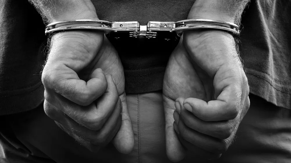 Bărbat arestat după ce a condus băut şi a aruncat cu sticle într-o maşină de Poliţie care îl urmărea