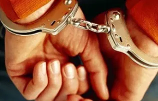Tânărul de 17 ani suspectat de uciderea a doi soţi din Iaşi a fost arestat