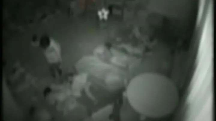 Copii bătuți la grădiniță. IMAGINI CRUNTE, surprinse de camerele de supraveghere ascunse în jucării