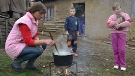 Unul din opt copii din mediul rural adoarme flămând