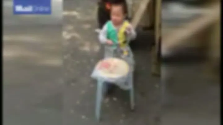 IMAGINI SCANDALOASE, care fac înconjurul lumii: copilul de doi ani care FUMEAZĂ, liniştit, pe stradă