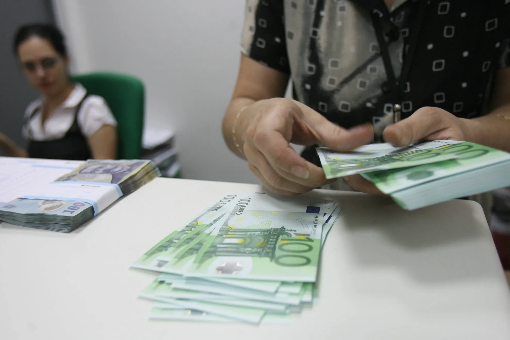 Băncile se agită degeaba: românii au tot mai puţine restanţe la credite