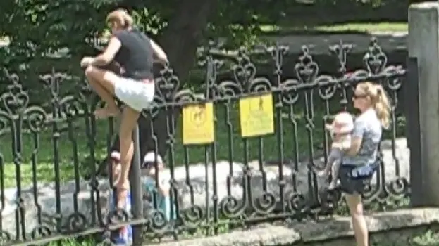 GEST ŞOCANT al unor MAME din Chişinău, surprins de CAMERELE de SUPRAVEGHERE