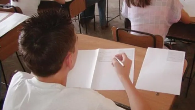 EVALUARE NAŢIONALĂ 2014. Cum a fost SURPRINS UN ELEV LA EXAMEN: "A fost un incident neplăcut!"