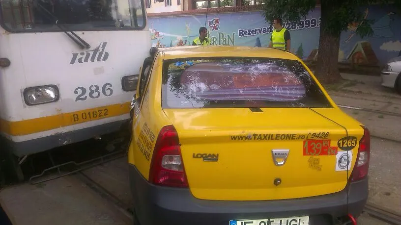 ACCIDENT GRAV cu un tramvai şi un taxi în zona Răzoare din Capitală