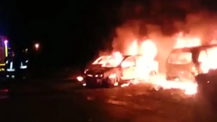 ROMÂNII, ŢINTA RASISMULUI LA ROMA. Maşinile a trei familii de români au fost incendiate